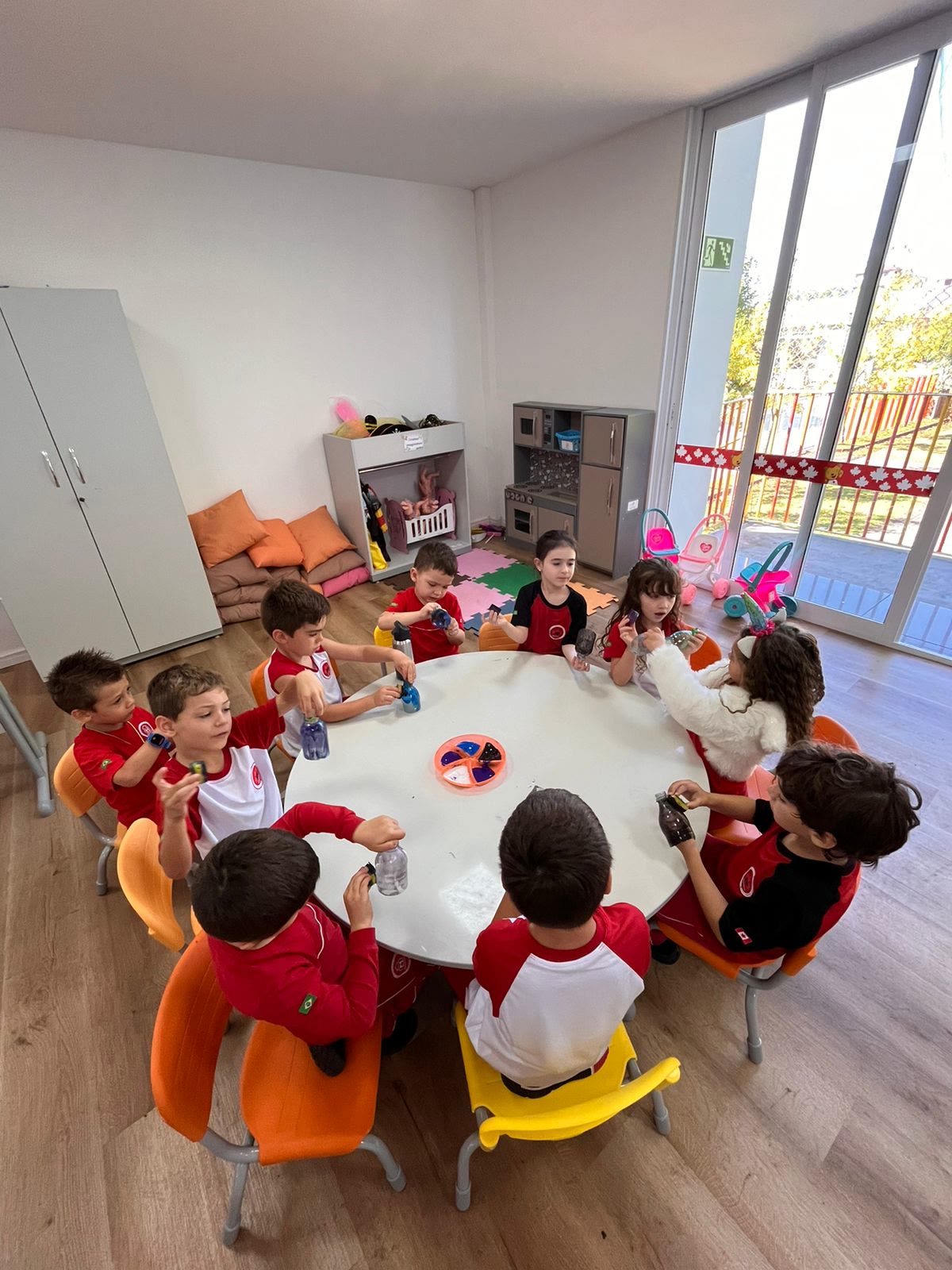 Crianças da Educação Infantil em atividade ao redor da mesa