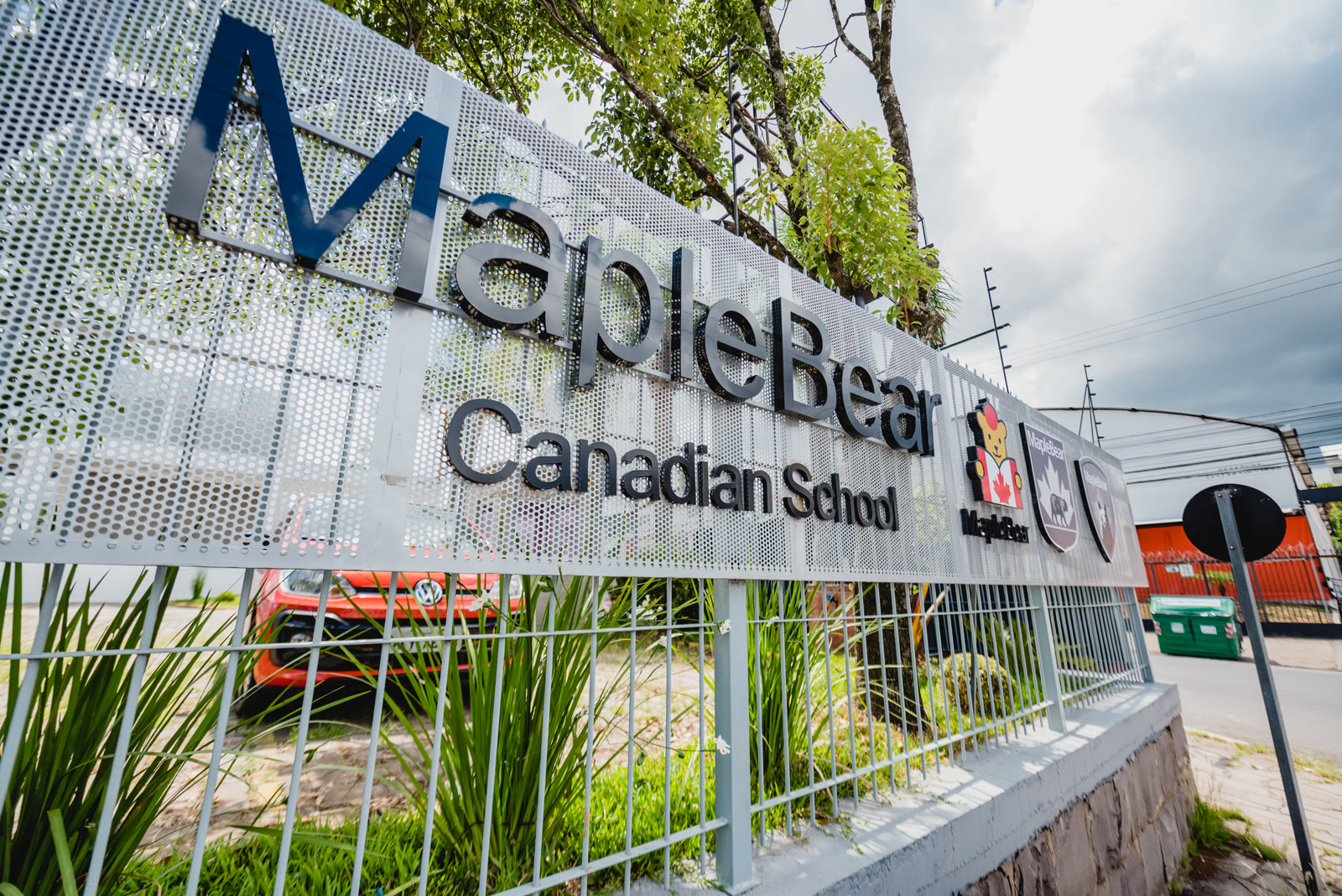Letreiro institucional Maple Bear Canadian School na fachada da unidade de Caxias do Sul