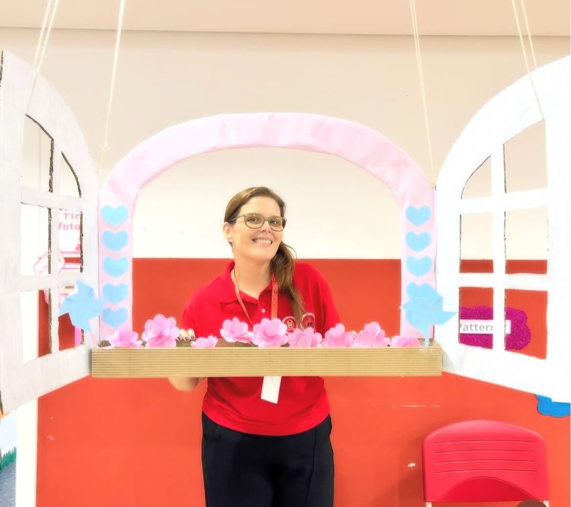 Professora montando decoração temática na sala